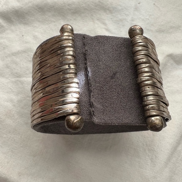 Vintage hammered band cuff bracelet - Picture 9 of 12